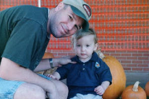 10-01daddyandmattgettingpumpkins.jpg