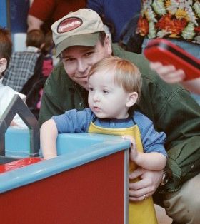 01-02_Matt_and_daddy_at_childrens_museum.jpg